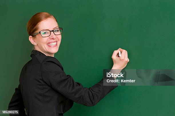 Profesor Sonriente Escribiendo En La Pizarra Foto de stock y más banco de imágenes de 30-39 años - 30-39 años, Adulto, Adulto de mediana edad