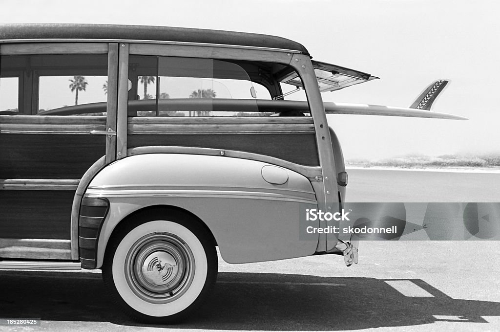 Old Woodie Kombi mit Surfbrett - Lizenzfrei Surfen Stock-Foto