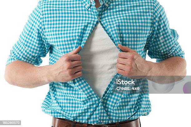 Mann Mit Rissen Stockfoto und mehr Bilder von Oberhemd - Oberhemd, Zerrissen, Freisteller – Neutraler Hintergrund