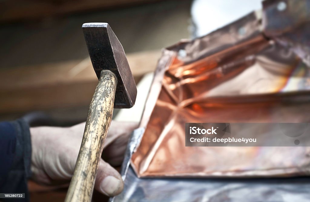 Trabaja con martillo en cobre - Foto de stock de Canaleta del tejado libre de derechos