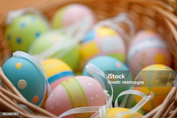 水平イースター卵のバスケット - イースターバスケットのストックフォトや画像を多数ご用意 - イースターバスケット, アウトフォーカス, イースター