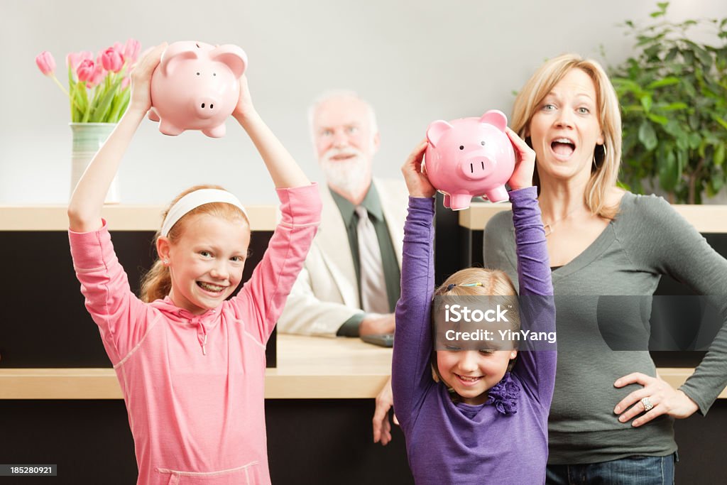 Heureux enfants avec des symboles monétaires économies au guichet bancaire Hz - Photo de Compte en banque libre de droits