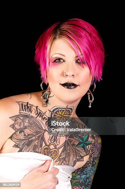 Uśmiech Różowy Haired Kobieta Z Tatuażami - zdjęcia stockowe i więcej obrazów 20-29 lat - 20-29 lat, 25-29 lat, Biały