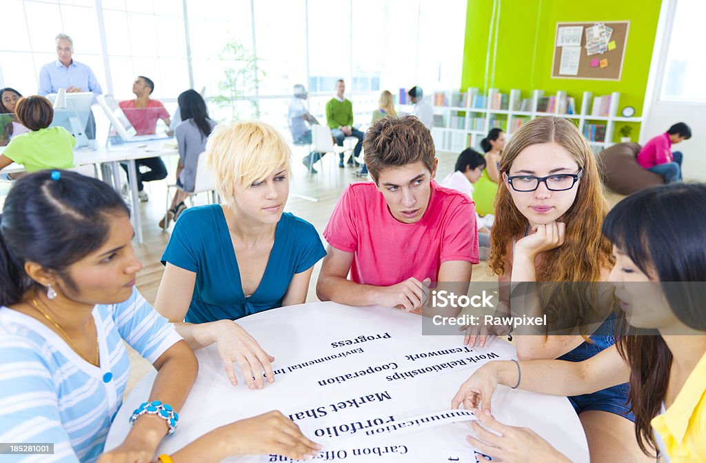 Jeunes dans un groupe d'étude en configuration salle de classe - Photo de Adolescence libre de droits