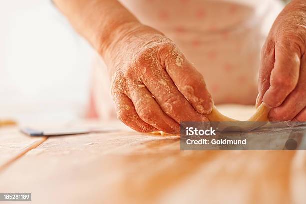 Impastare La Pasta - Fotografie stock e altre immagini di Abilità - Abilità, Adulto, Bianco