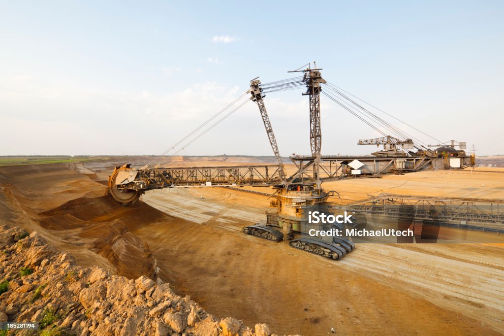 Grand seau x Excavator de travail - Photo de Excavateur à roue-pelle libre de droits