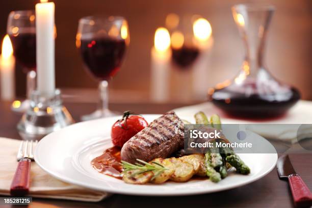 Gegrilltes Fleisch Mit Gemüse Stockfoto und mehr Bilder von Steak - Steak, Warmes Abendessen, Wein