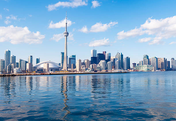 skyline von toronto in kanada - cn tower stock-fotos und bilder