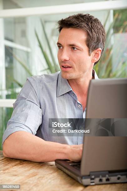 Mann Mit Laptop Stockfoto und mehr Bilder von Arbeiten - Arbeiten, Büro, Drahtlose Technologie
