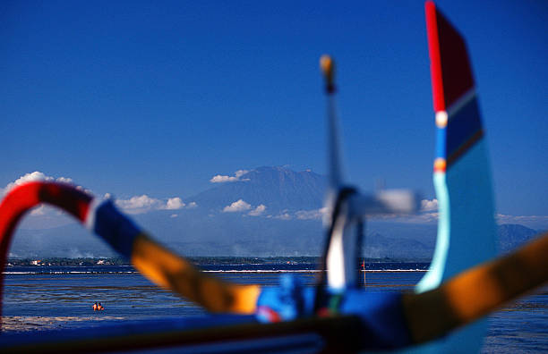 indonésia, bali sanur praia, barco de pesca. - indonesia bali fishing boat indian ocean - fotografias e filmes do acervo