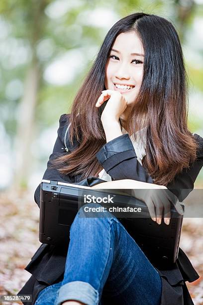 Photo libre de droit de Spring Portrait De La Belle Femme Daffaires Avec Des Arbres Sakura banque d'images et plus d'images libres de droit de 20-24 ans