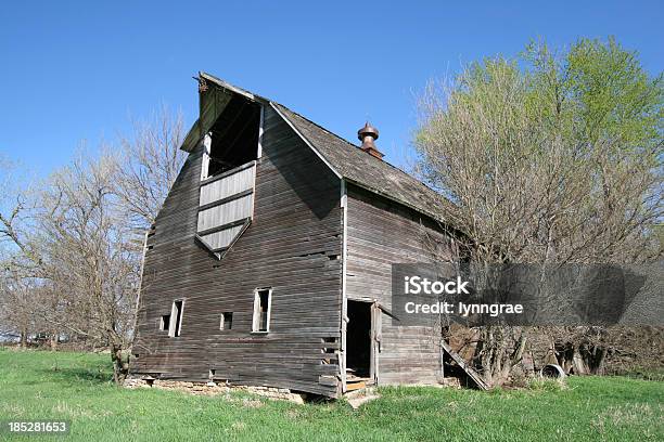 Old Barn Foto de stock y más banco de imágenes de Agricultura - Agricultura, Establo, Fotografía - Imágenes