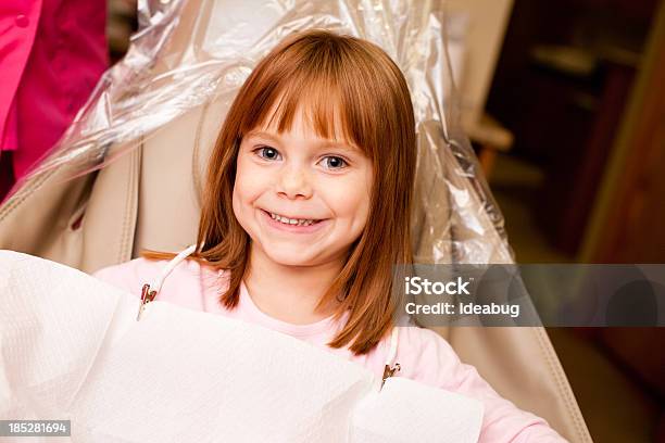 Chica Feliz Sentado En La Silla Dental Dentista Oficina En Foto de stock y más banco de imágenes de 4-5 años