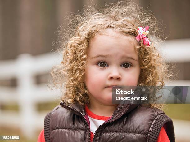 Mädchen In Braun Weste Stockfoto und mehr Bilder von Betrachtung - Betrachtung, Daunenweste, Ein Mädchen allein