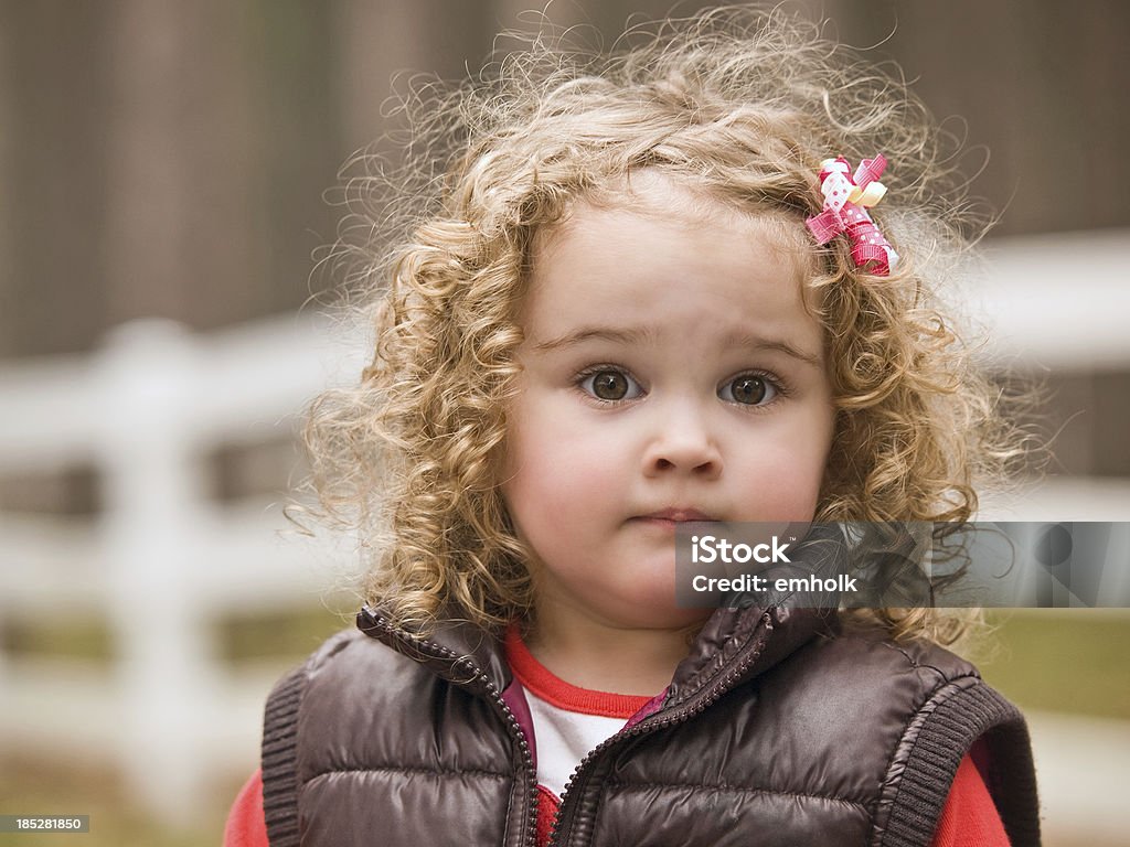Fille en Veste marron - Photo de Blanc libre de droits