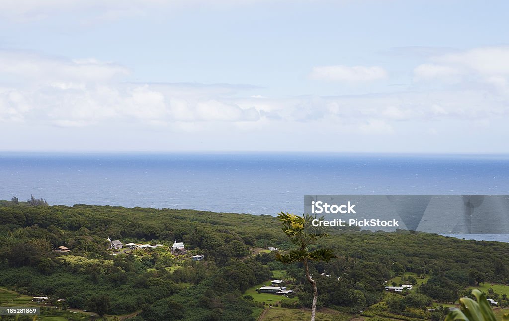 Affacciato su una piccola città a Maui, Hawaii - Foto stock royalty-free di Cittadina