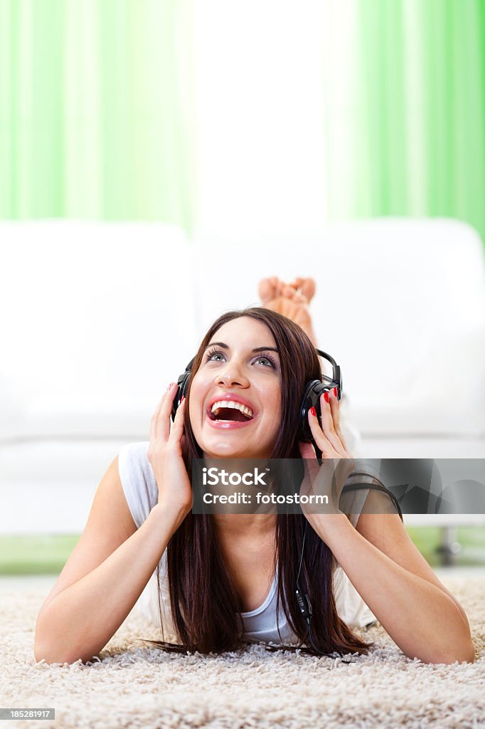 Jovem feliz com fones de ouvido - Foto de stock de Adulto royalty-free