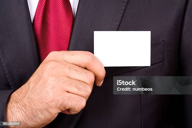 Empresário Apresentando Cartão De Negócios - Fotografias de stock e mais imagens de Adulto - Adulto, Cartão de Negócios, Casaco Curto com Mangas