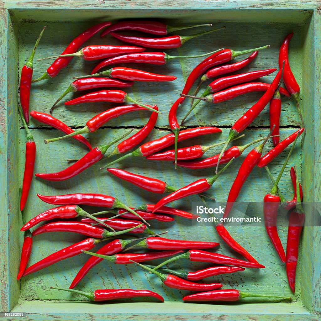 Frische rote chili peppers auf einer alten grünen Bord. - Lizenzfrei Asien Stock-Foto