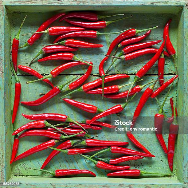 Frische Rote Chili Peppers Auf Einer Alten Grünen Bord Stockfoto und mehr Bilder von Asien