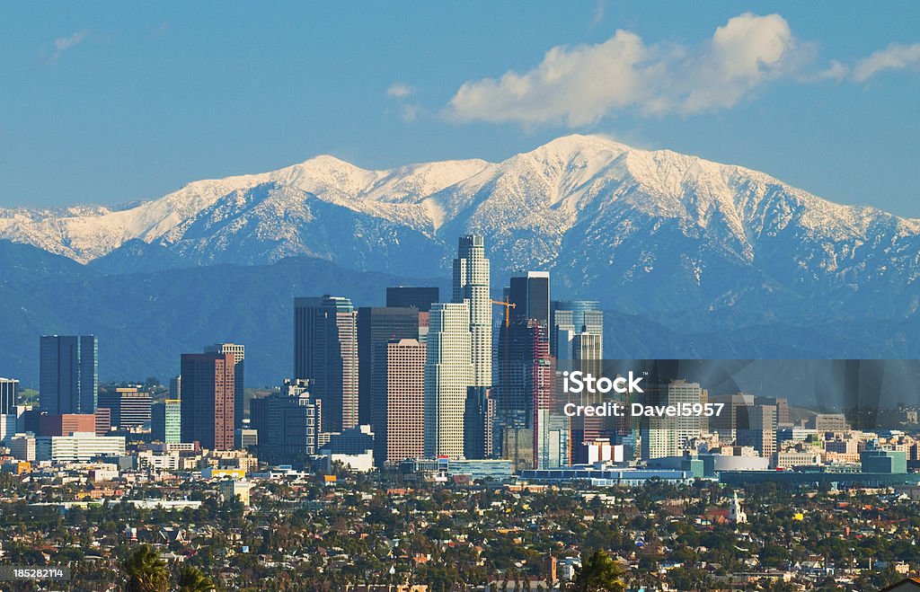 Edificios de Los Ángeles y a las montañas de San Gabriel - Foto de stock de Montañas de San Gabriel libre de derechos