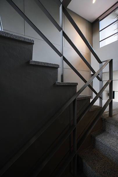 offene treppe in ein modernes gebäude - personal perspective vanishing point diminishing perspective staircase stock-fotos und bilder