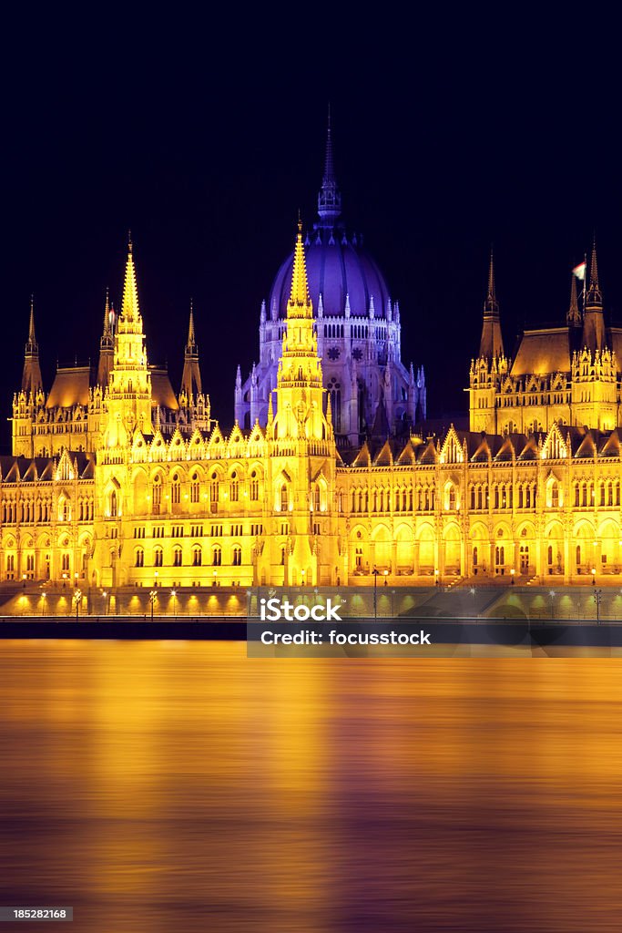 Del Parlamento ungherese a Budapest di notte - Foto stock royalty-free di Acqua