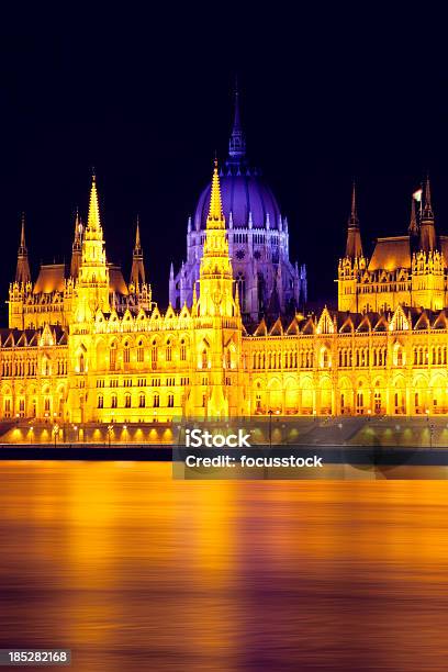 Del Parlamento Ungherese A Budapest Di Notte - Fotografie stock e altre immagini di Acqua - Acqua, Architettura, Blu