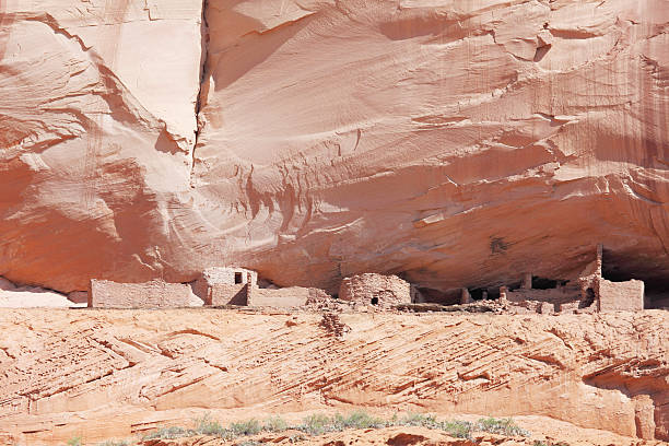 ancient Indian Navajo settlements under rock wall Canyon de Chelly ancient Indian Navajo settlements in rock at Canyon de Chelly chinle arizona stock pictures, royalty-free photos & images