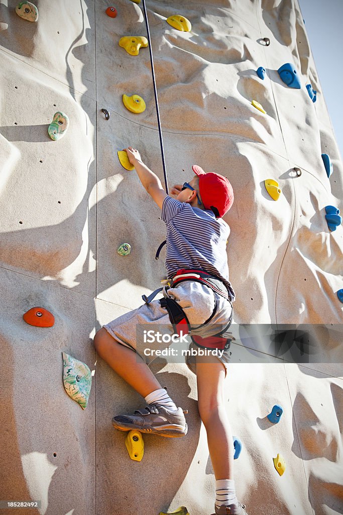 Menino na Parede de Escalada - Royalty-free 8-9 Anos Foto de stock