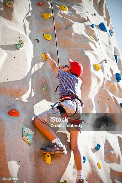 Menino Na Parede De Escalada - Fotografias de stock e mais imagens de 8-9 Anos - 8-9 Anos, Ao Ar Livre, Atividade