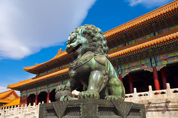 lion de bronze - forbidden city beijing architecture chinese ethnicity photos et images de collection