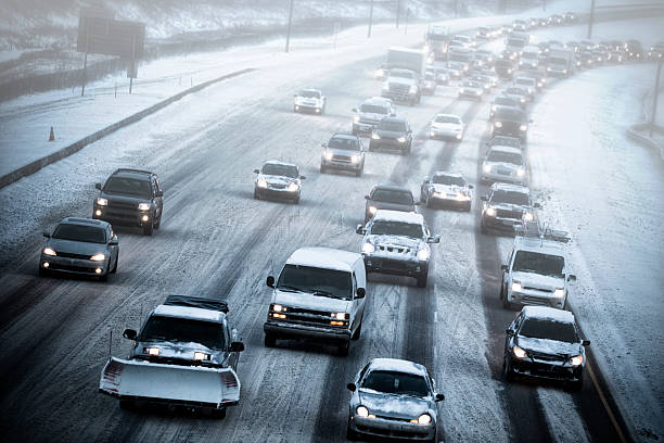 zła pogoda jazdy - snowing driving traffic car zdjęcia i obrazy z banku zdjęć