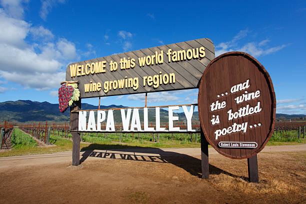 долина напа знак - napa valley vineyard sign welcome sign стоковые фото и изображения