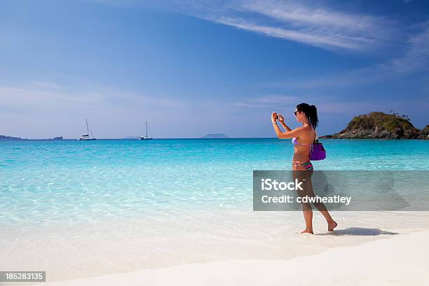 Foto de Mulher Tirando Fotos De Uma Cena De Praia Do Caribe e mais fotos de stock de Adulto