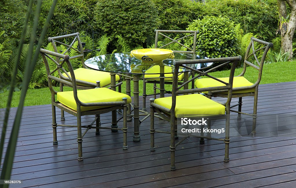Pátio (terraço) Jantar: Mesa e cadeiras no deque de madeira - Foto de stock de América do Sul royalty-free