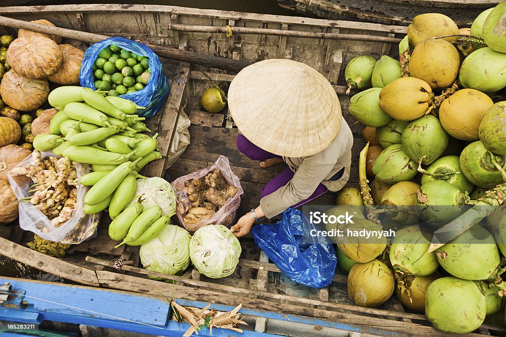 Mulher vietnamita que vendem frutas no mercado flutuante, da Delta do rio Mekong - Foto de stock de Cultura vietnamita royalty-free