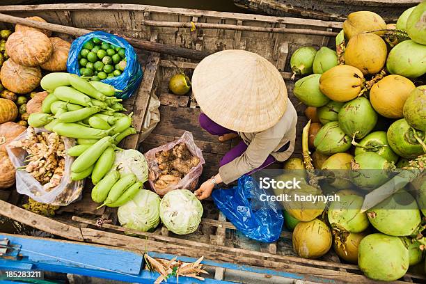 Foto de Mulher Vietnamita Que Vendem Frutas No Mercado Flutuante Da Delta Do Rio Mekong e mais fotos de stock de Cultura vietnamita