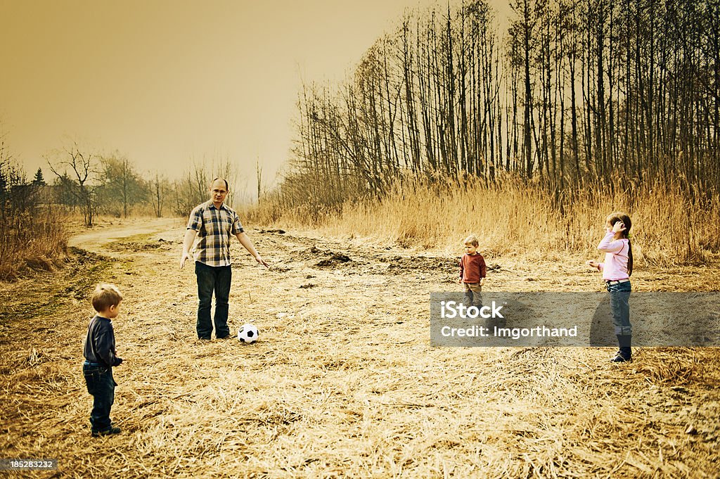Padre y niños jugando al fútbol - Foto de stock de 12-17 meses libre de derechos
