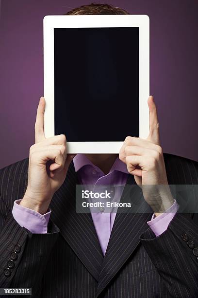 Biznesmen Trzymając Tablet - zdjęcia stockowe i więcej obrazów Analizować - Analizować, Biurko, Biuro