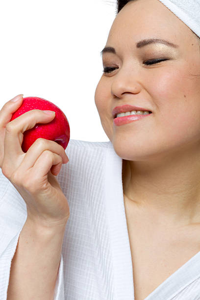uma mulher com maçã vermelha - women scene58 healthy lifestyle people imagens e fotografias de stock