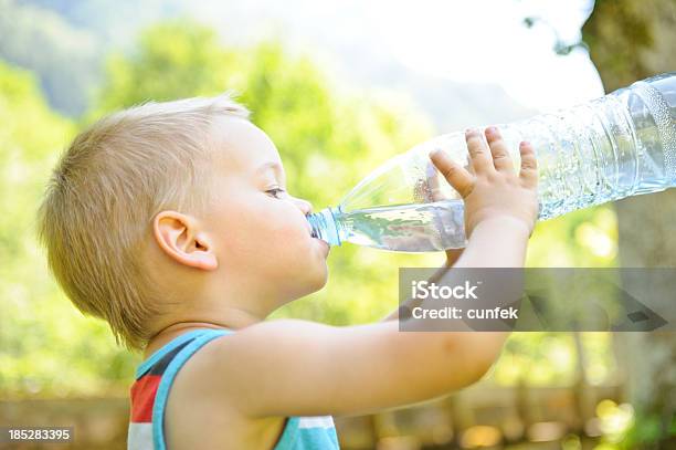 Boy 飲料水 - 飲料水のストックフォトや画像を多数ご用意 - 飲料水, 1人, 2歳から3歳