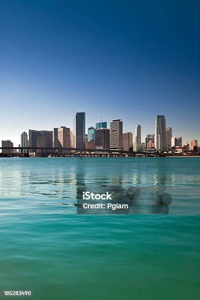 Miami Florida Diurna Skyline - Fotografias de stock e mais imagens de Horizonte Urbano - Horizonte Urbano, Mar, Miami