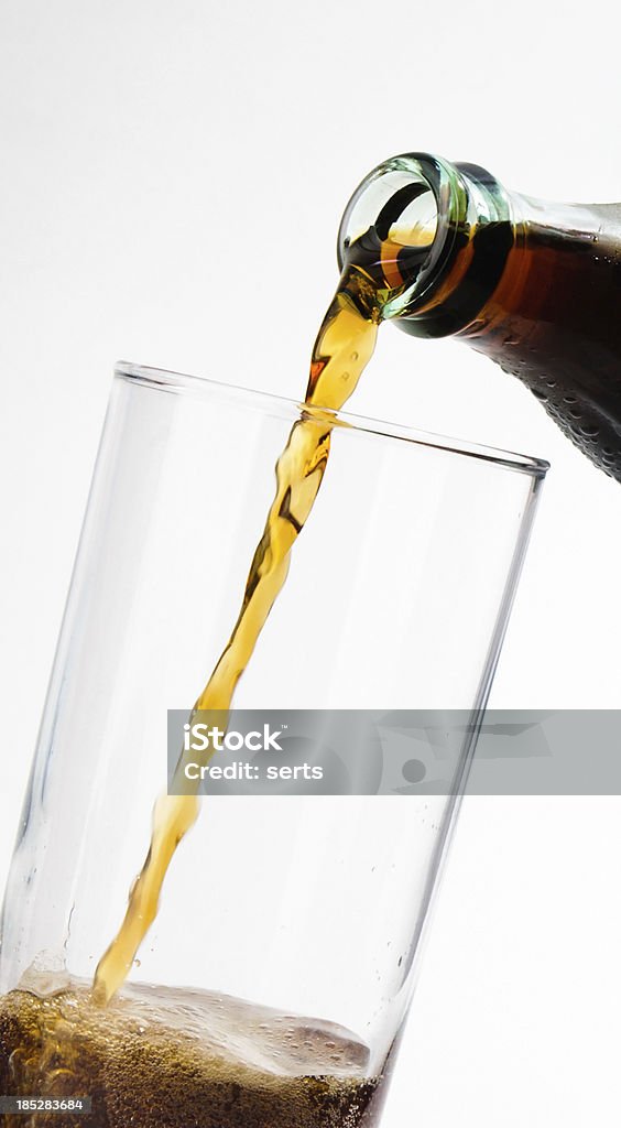 Cola, verser dans un verre - Photo de Cola libre de droits