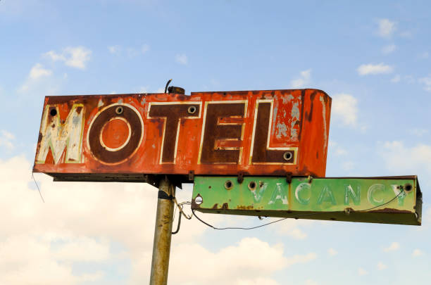 klasyczne amerykańskie route 66 derelict neon znak motel - route 66 thoroughfare sign number 66 zdjęcia i obrazy z banku zdjęć