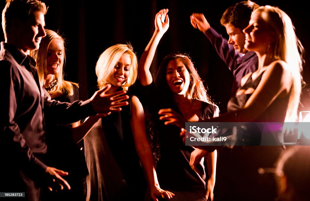 Gruppo di giovani di ballare in discoteca - Foto stock royalty-free di 20-24 anni