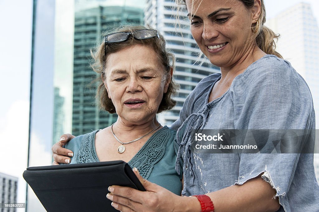 Mujer hispana usando su tablet pc - Foto de stock de Madre libre de derechos
