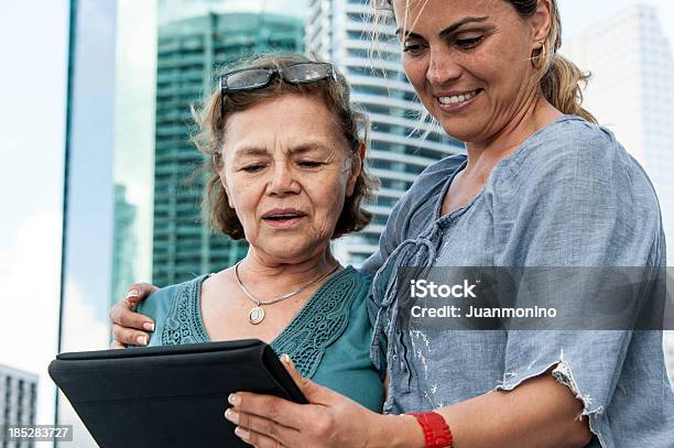 Foto de Mulher Hispânica Usando Seu Tablet Pc e mais fotos de stock de Mãe - Mãe, Ocupado, 40-44 anos