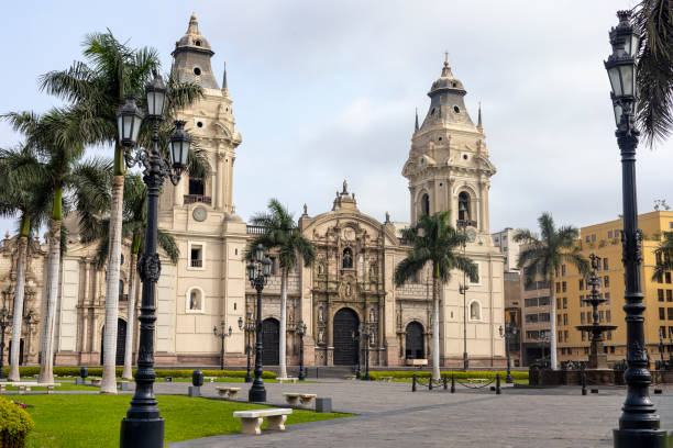 pov einer person, die die plaza mayor in lima besucht. - concepts and ideas travel locations architecture and buildings time stock-fotos und bilder