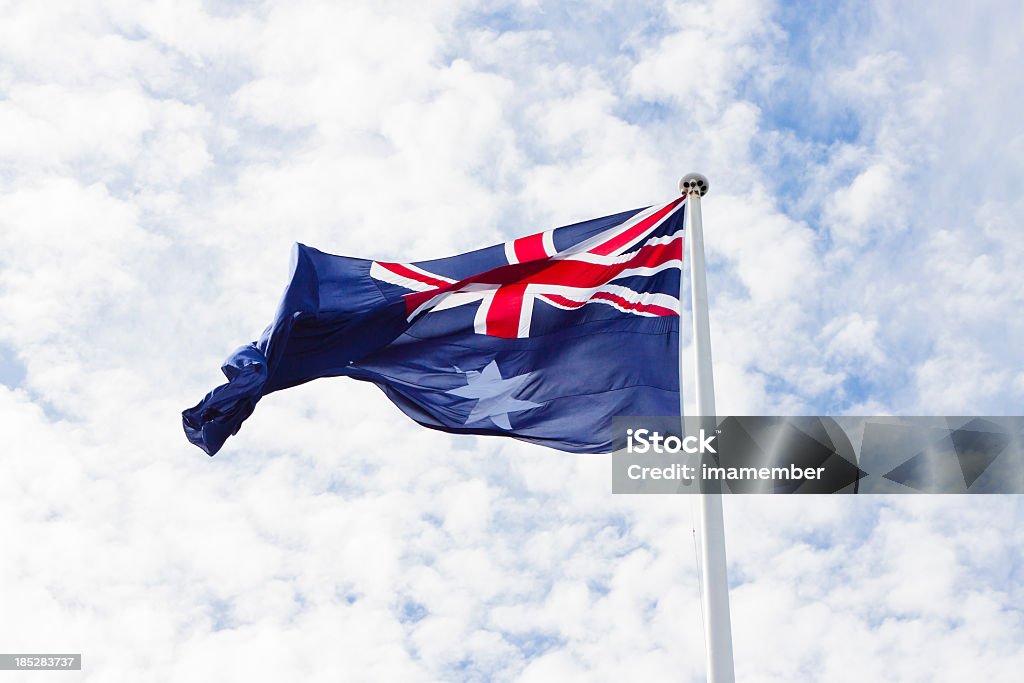 Australische Flagge fließenden im wind gegen Himmel mit Wolken - Lizenzfrei Australien Stock-Foto